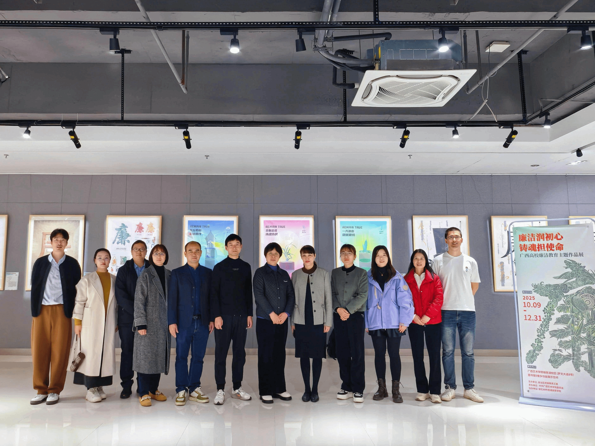 学校组织纪检干部赴广西高校廉洁教育主题作品展观摩学习